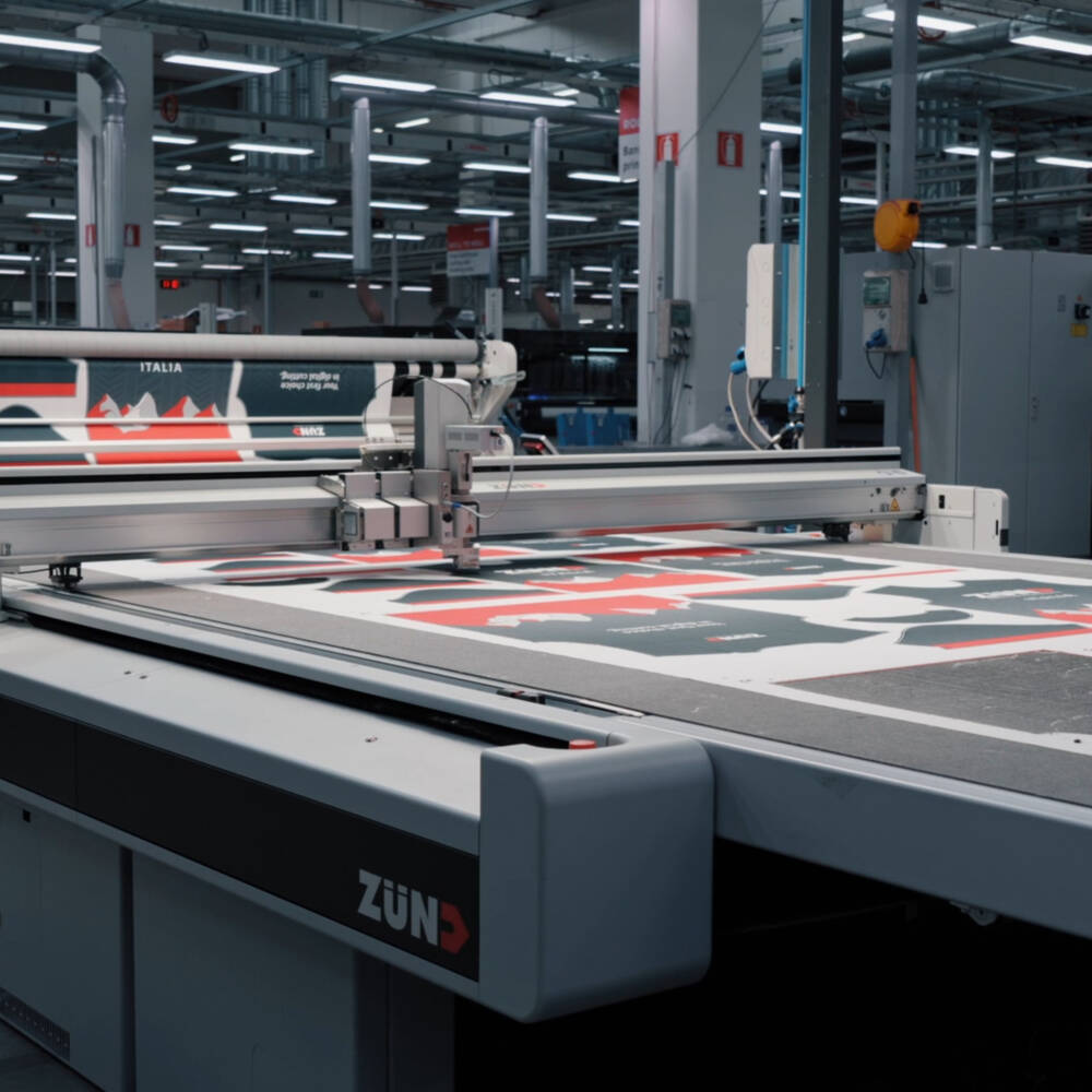 La configurazione scelta per OGAT è la Zünd G3 XL-1600, progettata per gestire in modo ottimale i materiali tessili. Zünd G3 XL-1600