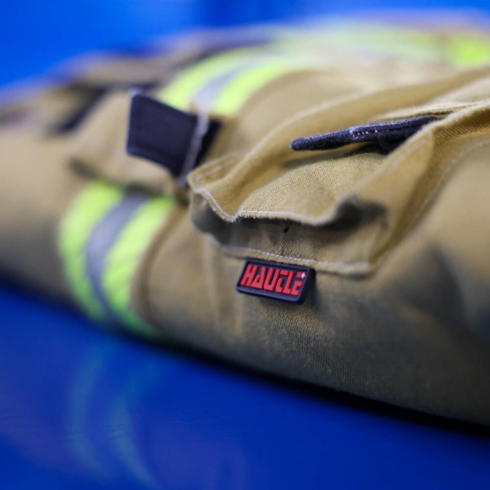 Detailansicht von Schutzkleidung mit Hautle-Label und strapazierfähigem Stoffmaterial.