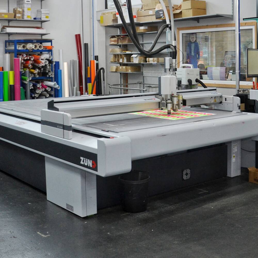 Der grosse Bruder des S3 bei insign-media: der Zünd G3 L-3200 zum Schneiden und Fräsen schwerer Materialien. Kaltenkirchen_Insign_Zünd_(14)