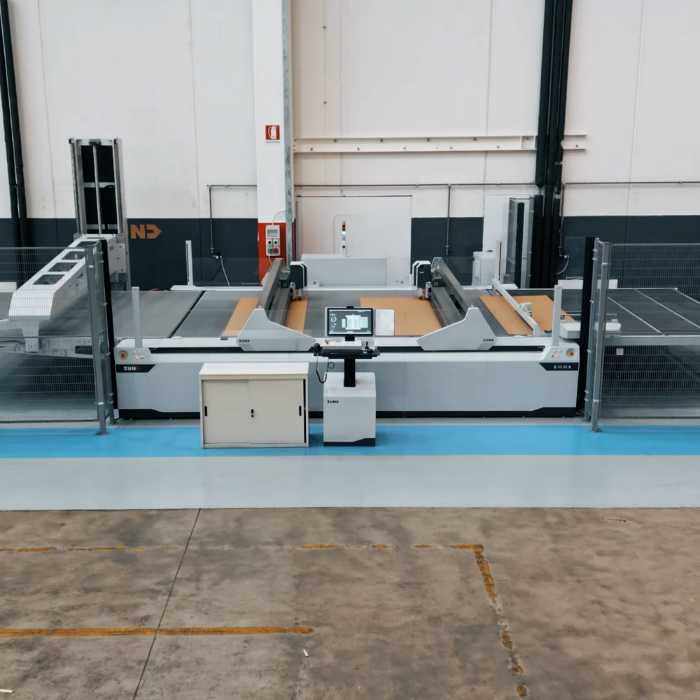 Una foto laterale completa della linea Q con BHS180 presso la Cartoveneta