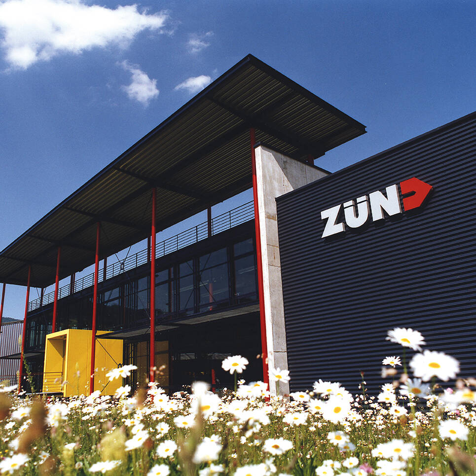 ZST-Aussenansicht-Blumen ZST-Aussenansicht-Blumen