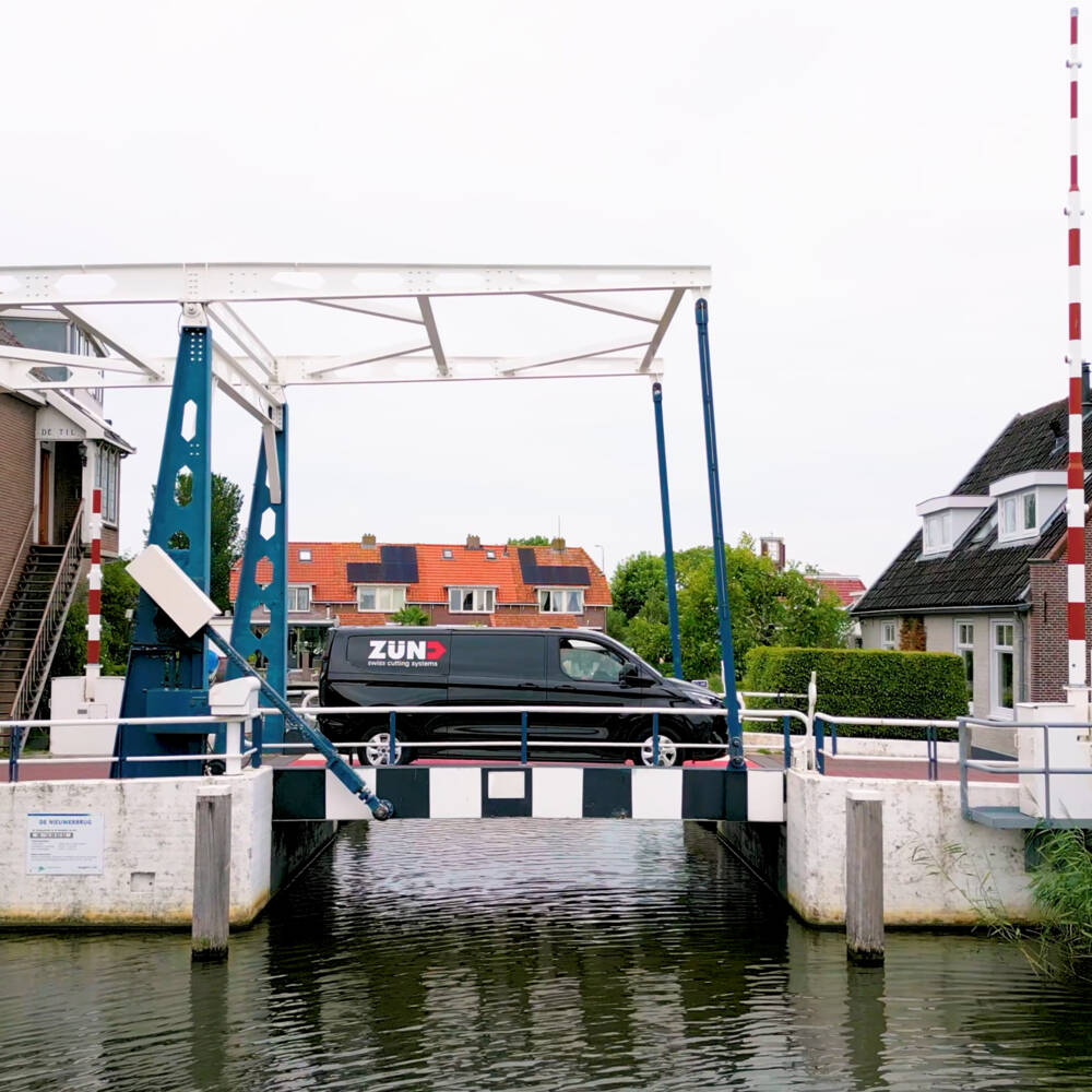 Zund-Benelux-Service-Aussenaufnahme-auf-Brücke