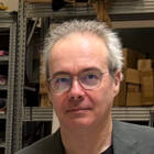 Emmanuel Branger aux côtés de sa table de découpe numérique Zünd G3 2XL-1600, équipée du système de déchargement automatique Robot PortaTable 130. Studio 2803_1