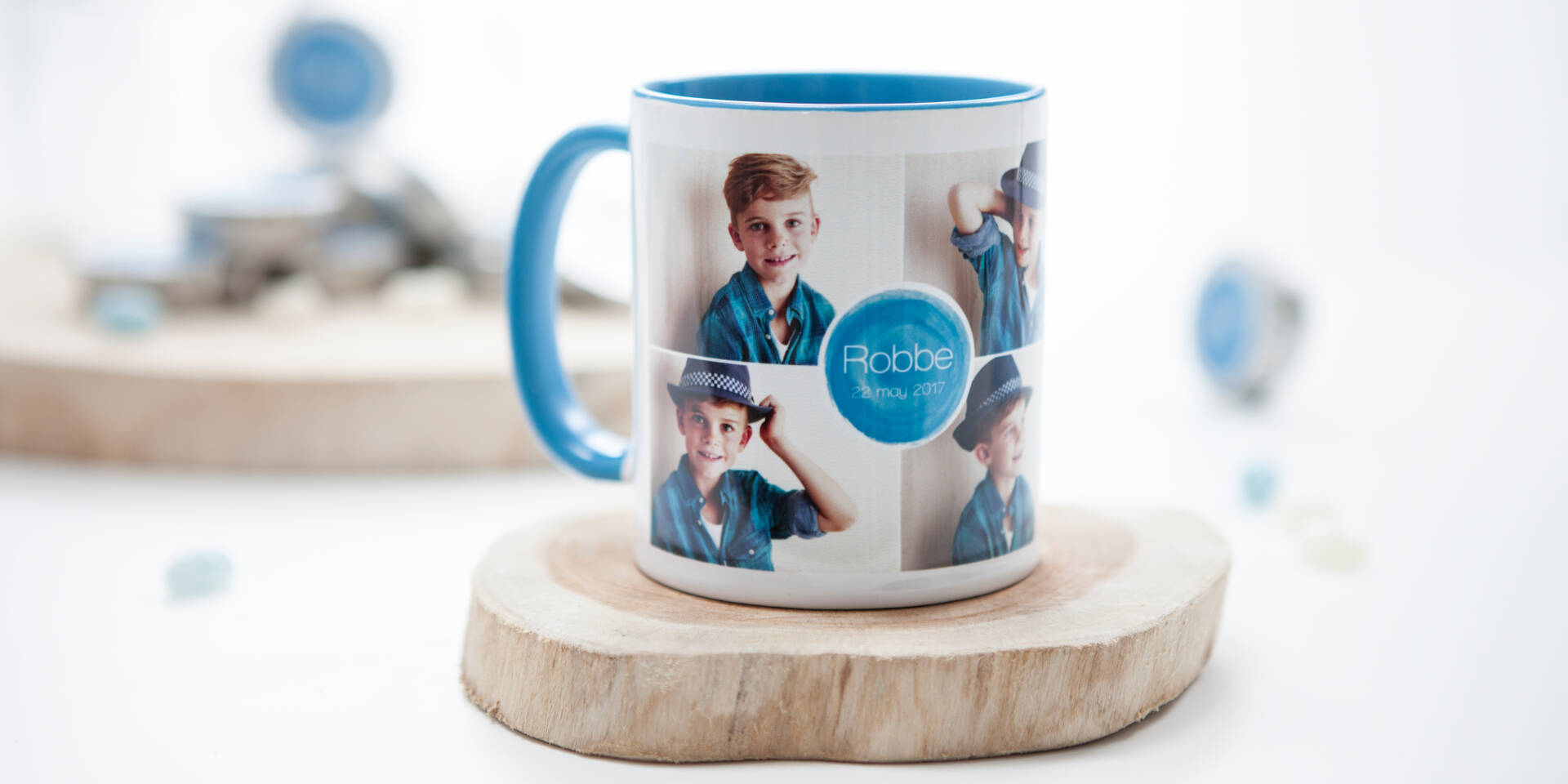 Witte mok bedrukt met vier foto's van een lachende jongen genaamd Robbe uit 2017.