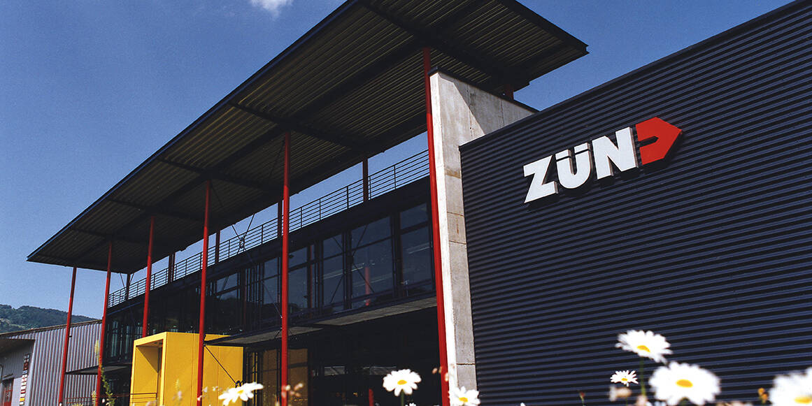 ZST-Aussenansicht-Blumen