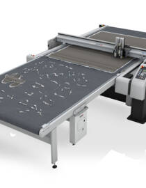 Z&uuml;nd G3 Digital Cutter with front extension and heavily soiled unloading area before cleaning