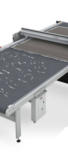 Z&uuml;nd G3 Digital Cutter with front extension and heavily soiled unloading area before cleaning