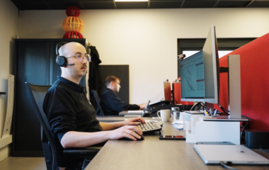 Twee mannen die aan een Zünd systeem werken, de ene geeft instructies aan de andere bij een machine.