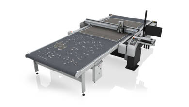 Zünd G3 Digital Cutter mit Verlängerung vorne und reichlich verschmutzter vor der Reinigung Zünd G3 Digital Cutter mit Verlängerung vorne und reichlich verschmutzter vor der Reinigung