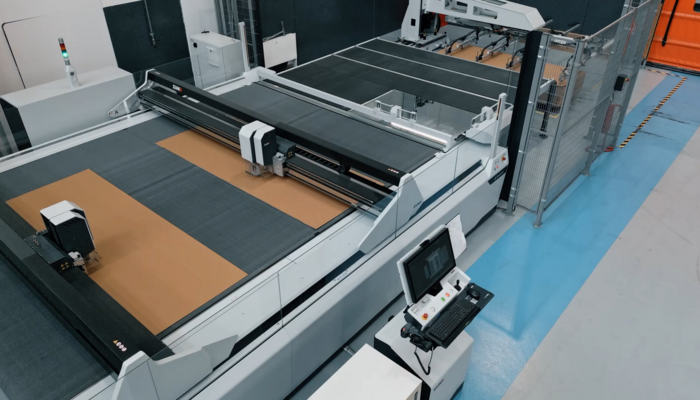 Immagine laterale di un cutter Zünd Q-line presso Cartoveneta