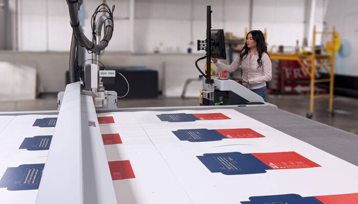 Operating the Zünd G3 cutting system with Zünd Cut Center. Operating the Zünd G3 cutting system with Zünd Cut Center.