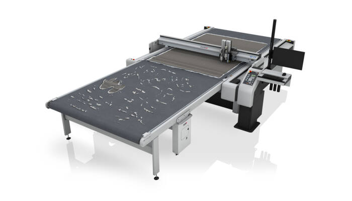 Cortadora digital Zünd G3 con extensión frontal y zona de descarga muy sucia antes de la limpieza Cortadora digital Zünd G3 con extensión frontal y zona de descarga muy sucia antes de la limpieza