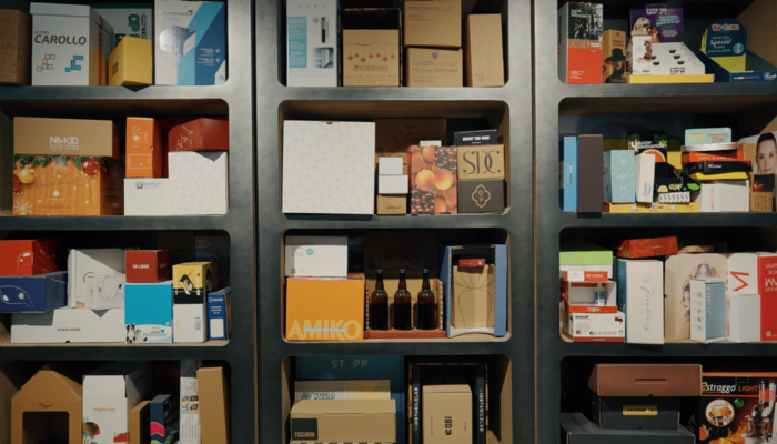Scaffale ben fornito con esempi di prodotti della ditta Cartonveneta