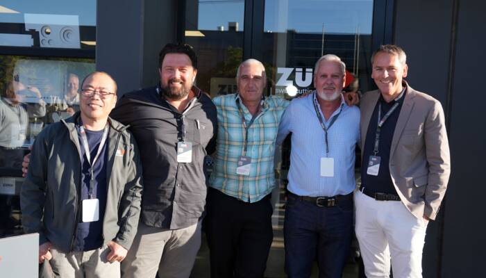 Das Zünd Australia Team (v.l.): Edwin Mallari, Service Engineer, Predrag Trajkovic, Service Manager, William Berlowitz, Technical Sales and Applications Manager sowie Dale Hawkins, Managing Director, gemeinsam mit Oliver Zünd, CEO Zünd Systemtechnik AG. Zund Australia Opening (2)