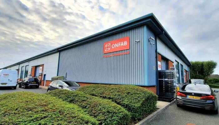 Onfab in Middlewich, UK, ist führend in der Herstellung von Containment-Lösungen für pharmazeutische Fertigungsprozesse. Onfab Installation News - Outdoor Shot