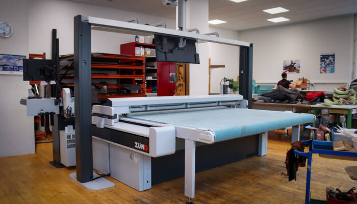 Zünd G3 XL‑1600 Cutter in der Werkstattumgebung von La Belle Sattel.