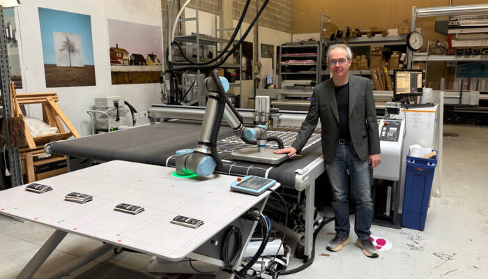 Emmanuel Branger aux côtés de sa table de découpe numérique Zünd G3 2XL-1600, équipée du système de déchargement automatique Robot PortaTable 130. Studio 2803_1