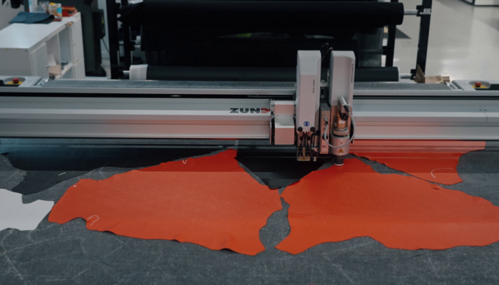 Nesting e taglio di precisione su pelle, lycra, schiume, velcro, kevlar e materiali tecnici ad alta resistenza. REV'IT! (4)