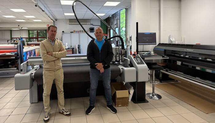 Jean-François Le Borgne et Philippe De Moura, co-gérants de RGI, ont choisi d'internaliser la découpe numérique avec une table Zünd G3 L-2500 afin de renforcer la réactivité et la polyvalence de leur outil de production. RGI