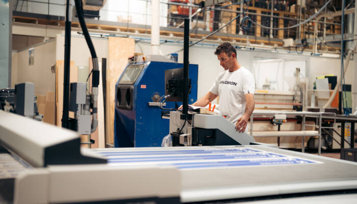 La table de découpe G3 de Zünd dispose d’un module de fraisage, en plus du cutter, afin de traiter un plus large panel de matériaux comme l’aluminium et des plastiques de 7 mm d’épaisseur Salomon (2)