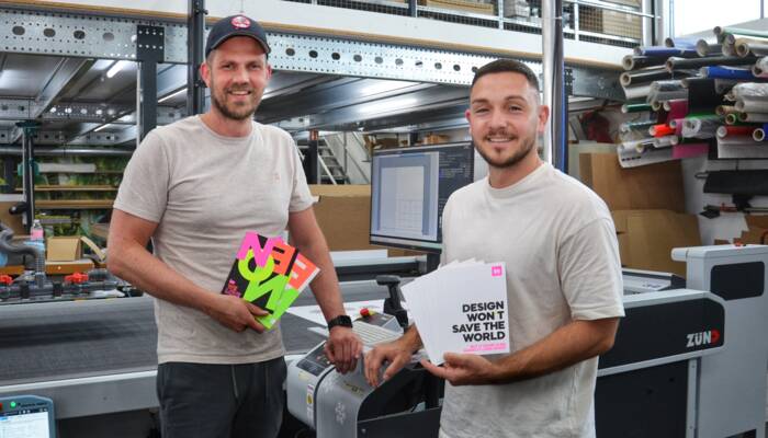 insign-media-Inhaber Kai Lorenzen (l.) und Betriebsleiter Malcolm Schauer am Zünd S3 mit Roboterarm-Abnahme. Kaltenkirchen_Insign_Zünd_(1)