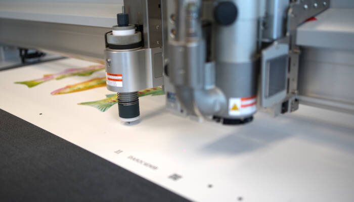 Zünd Universal Cutting Tool precisely trimming fine-art prints. Zünd Universal Cutting Tool precisely trimming fine-art prints.