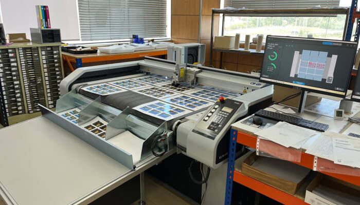 A Z&uuml;nd S3 digital cutter with stickers ready for processing, and ZCC visible on the monitor