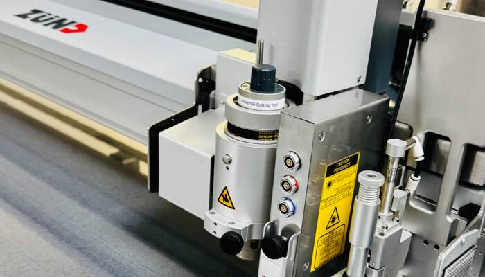 ONFAB hebt die Präzision des Schweizer Cutters, die Vielseitigkeit beim Schneiden starrer und flexibler Materialien sowie die intelligente Nesting-Software hervor, die Rüstzeiten und Materialverschnitt erheblich reduziert. Onfab_Toolhead