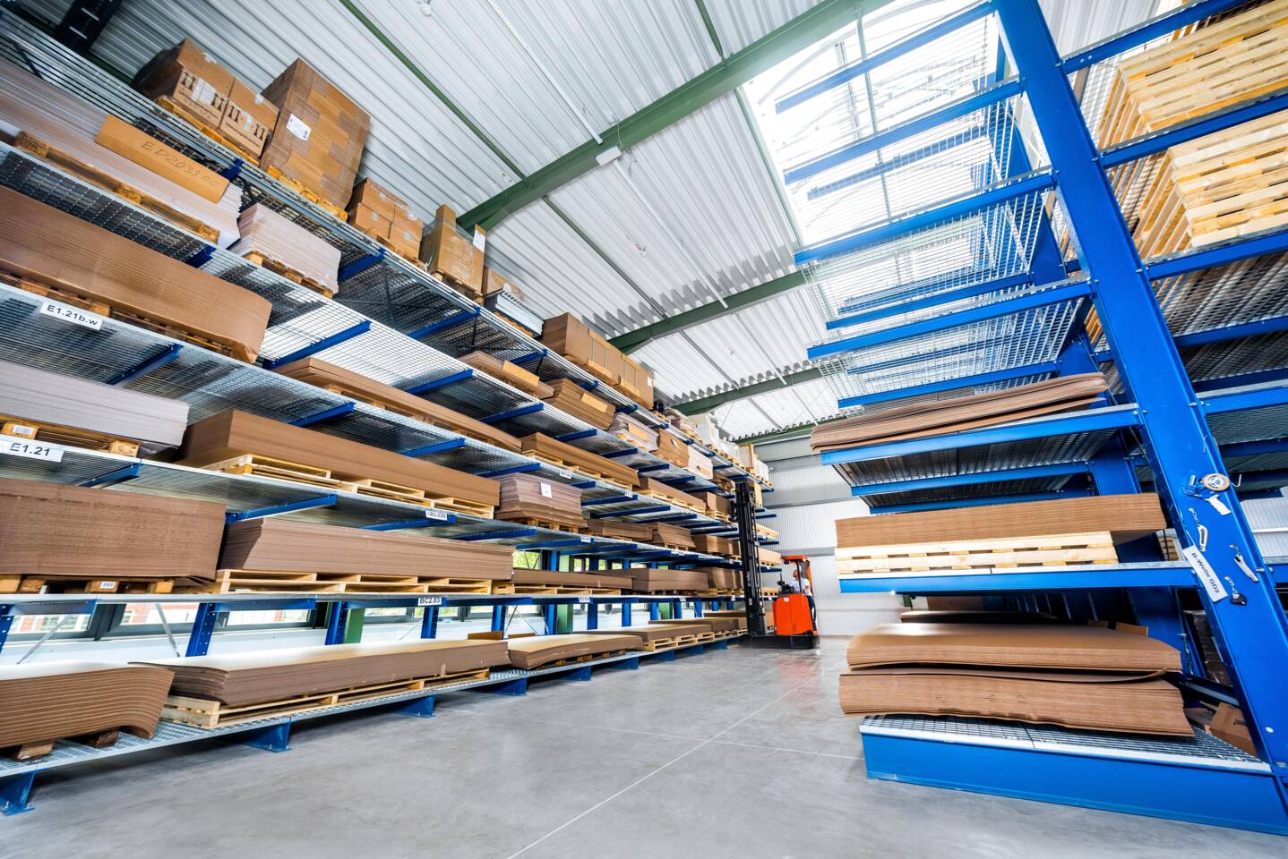 Lagerhalle mit Hochregalen voller Kartons und Plattenmaterial, bedient von einem Gabelstapler. Zerhusen-'7' Lagerhalle mit Hochregalen voller Kartons und Plattenmaterial, bedient von einem Gabelstapler. Zerhusen-'7'