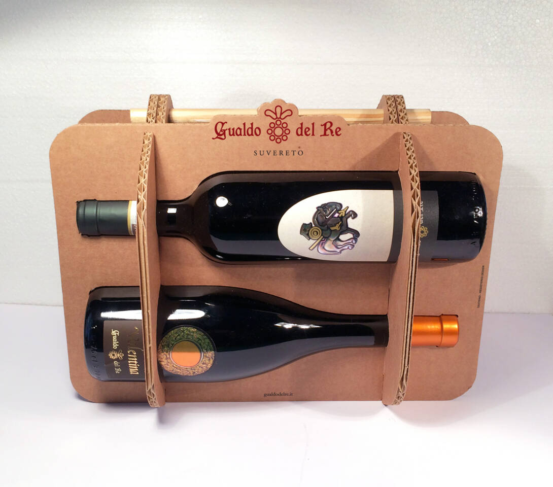 Due bottiglie di vino rosso Gualdo del Re in un imballaggio di cartone, con etichette decorative e tappi arancioni. Due bottiglie di vino rosso Gualdo del Re in un imballaggio di cartone, con etichette decorative e tappi arancioni.