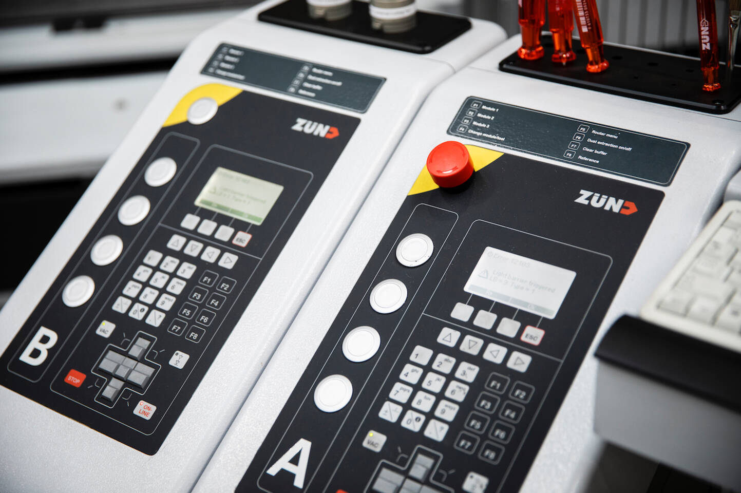 Close-up of the control panel of a Z&uuml;nd digital cutting system, showing a keypad, buttons, and an error message on the screen.
