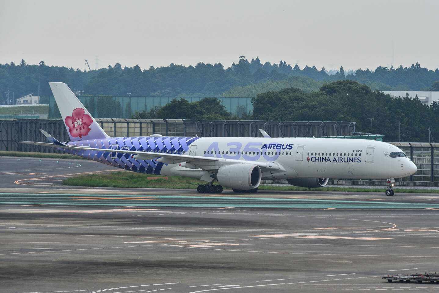 Ein Airbus A350 der China Airlines mit einer einzigartigen blauen und lila Musterlackierung auf dem Rollfeld. Ein Airbus A350 der China Airlines mit einer einzigartigen blauen und lila Musterlackierung auf dem Rollfeld.