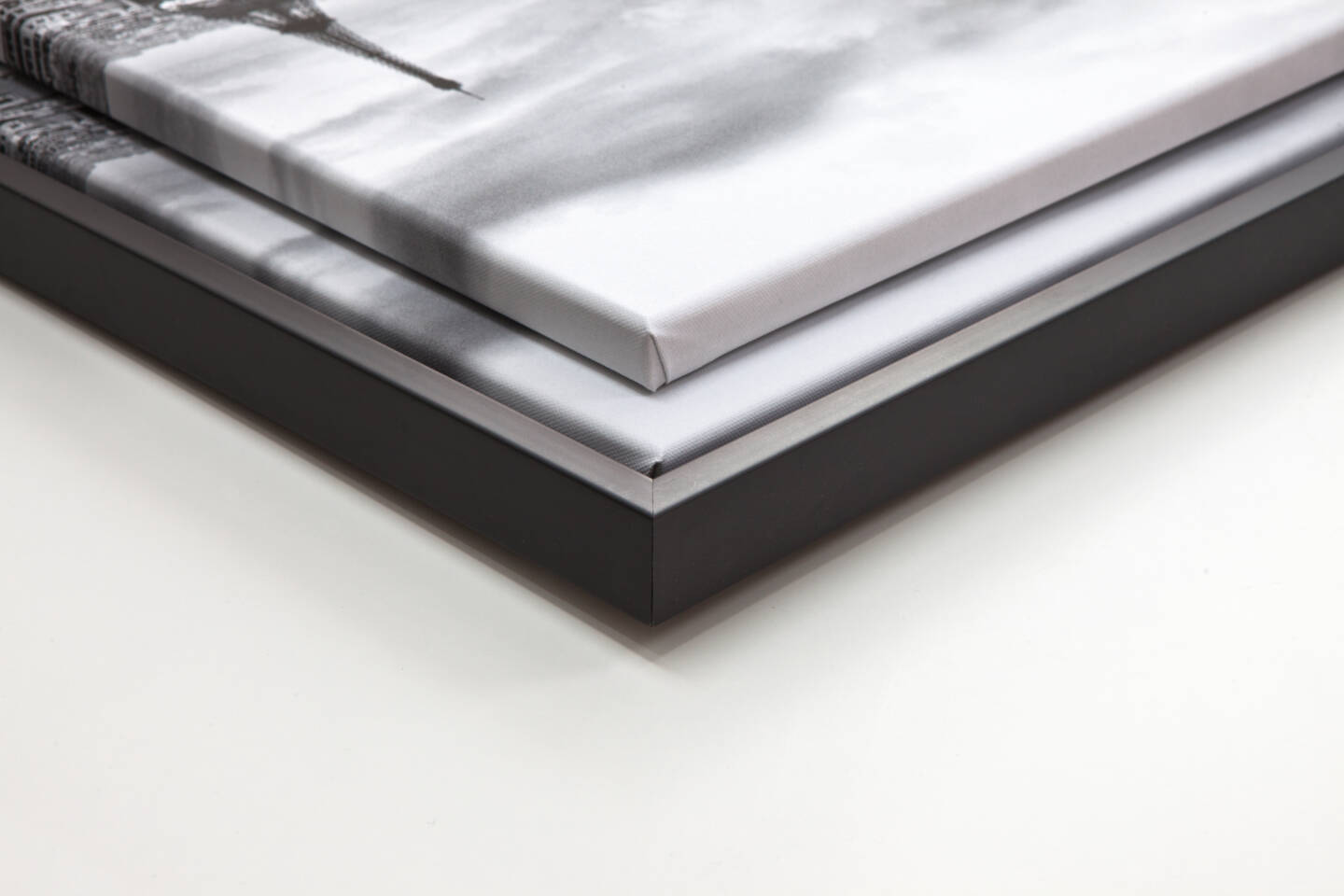 Twee ingelijste canvasprints met een zwart frame, schuin van boven gefotografeerd op een witte achtergrond. Twee ingelijste canvasprints met een zwart frame, schuin van boven gefotografeerd op een witte achtergrond.