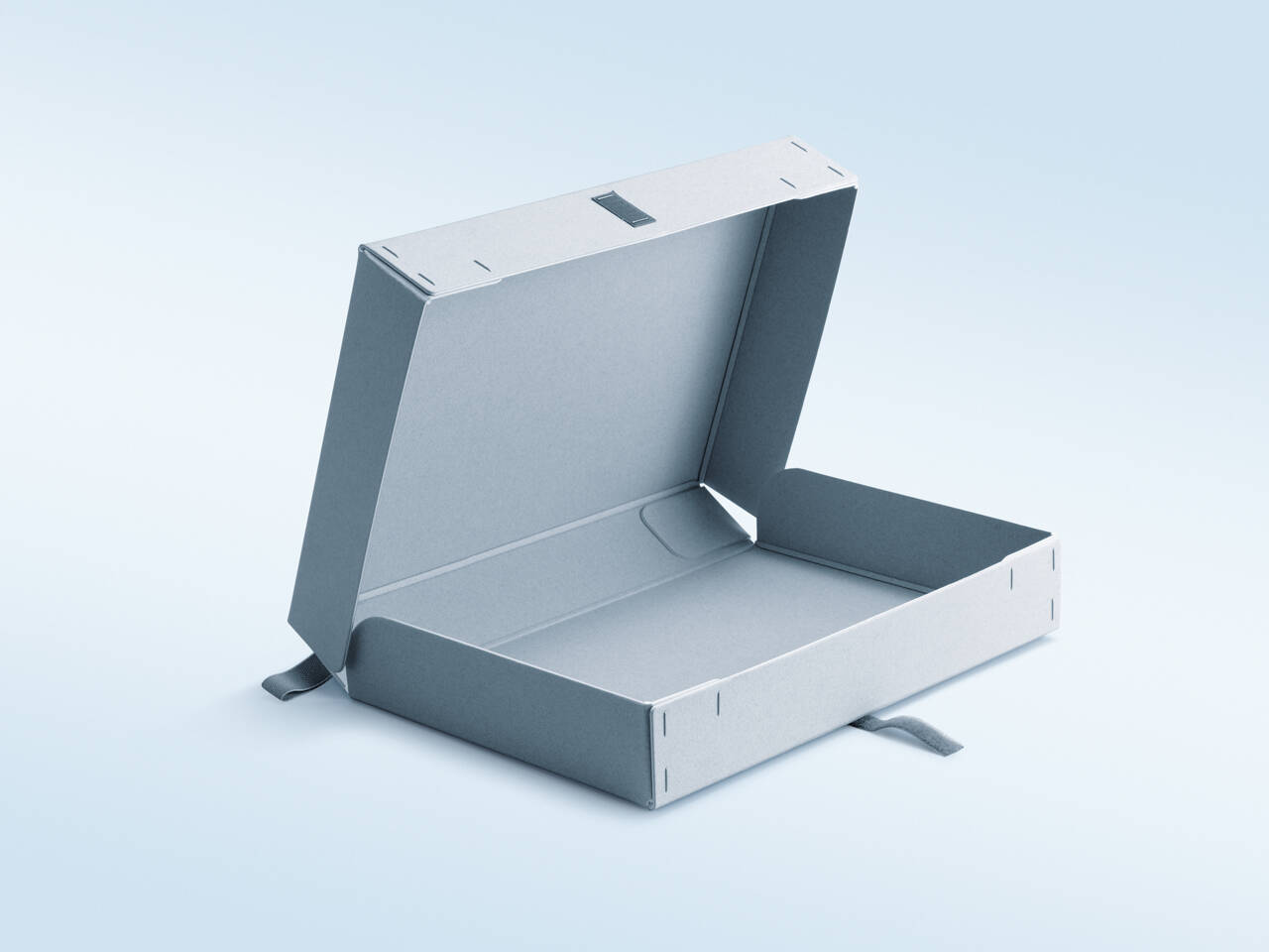 Scatola archivio in cartone grigio aperta, con linguette per la chiusura e nastro di apertura laterale. Scatola archivio in cartone grigio aperta, con linguette per la chiusura e nastro di apertura laterale.