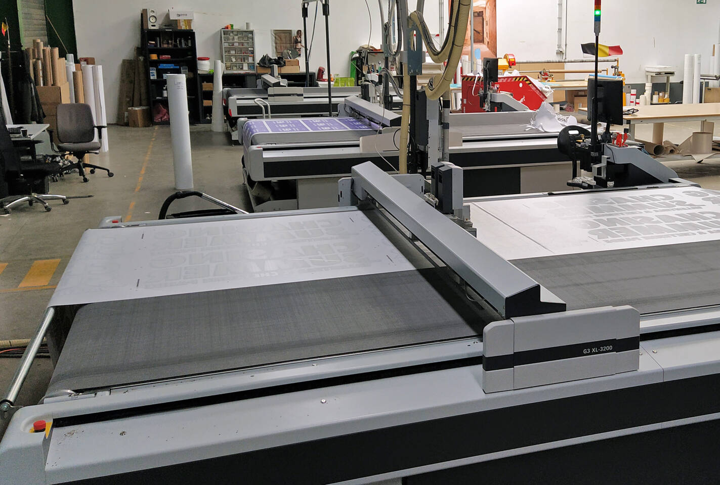 Z&uuml;nd G3 XL-3200 snijtafel met grote letters op het materiaal in een werkplaatsomgeving.